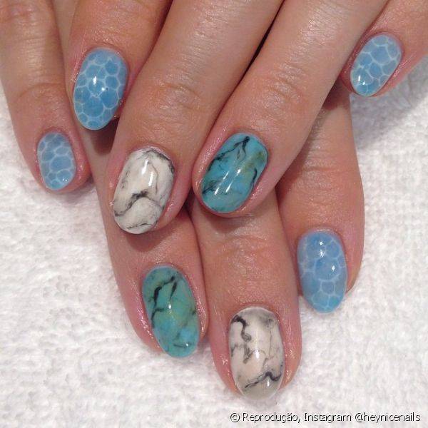 O surf serviu de inspiração para esta nail art em tons de azul